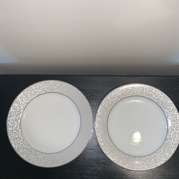 Lot of 2 Mikasa Parchment Dinner plates. Made in Thailand. - Picture 3 of 4
